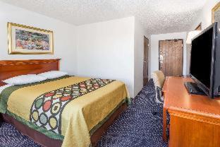 King Room - Non-Smoking interior